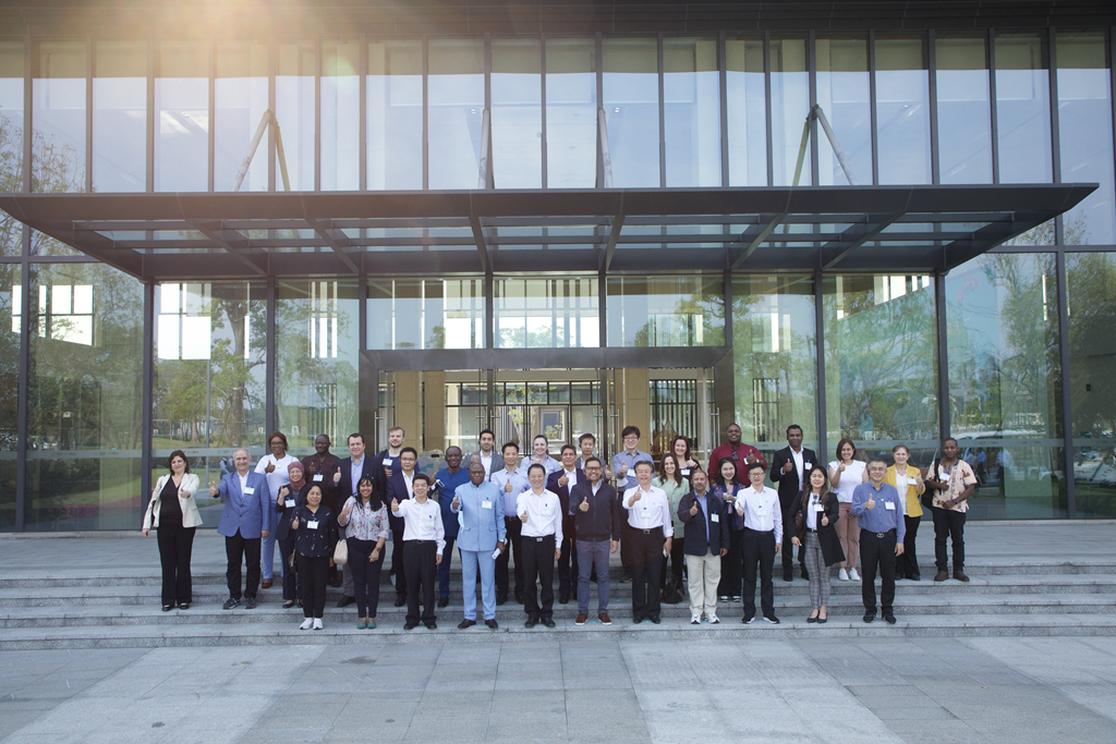 外国驻穗领团读懂广州运动走进沥滘利盈娱乐厂